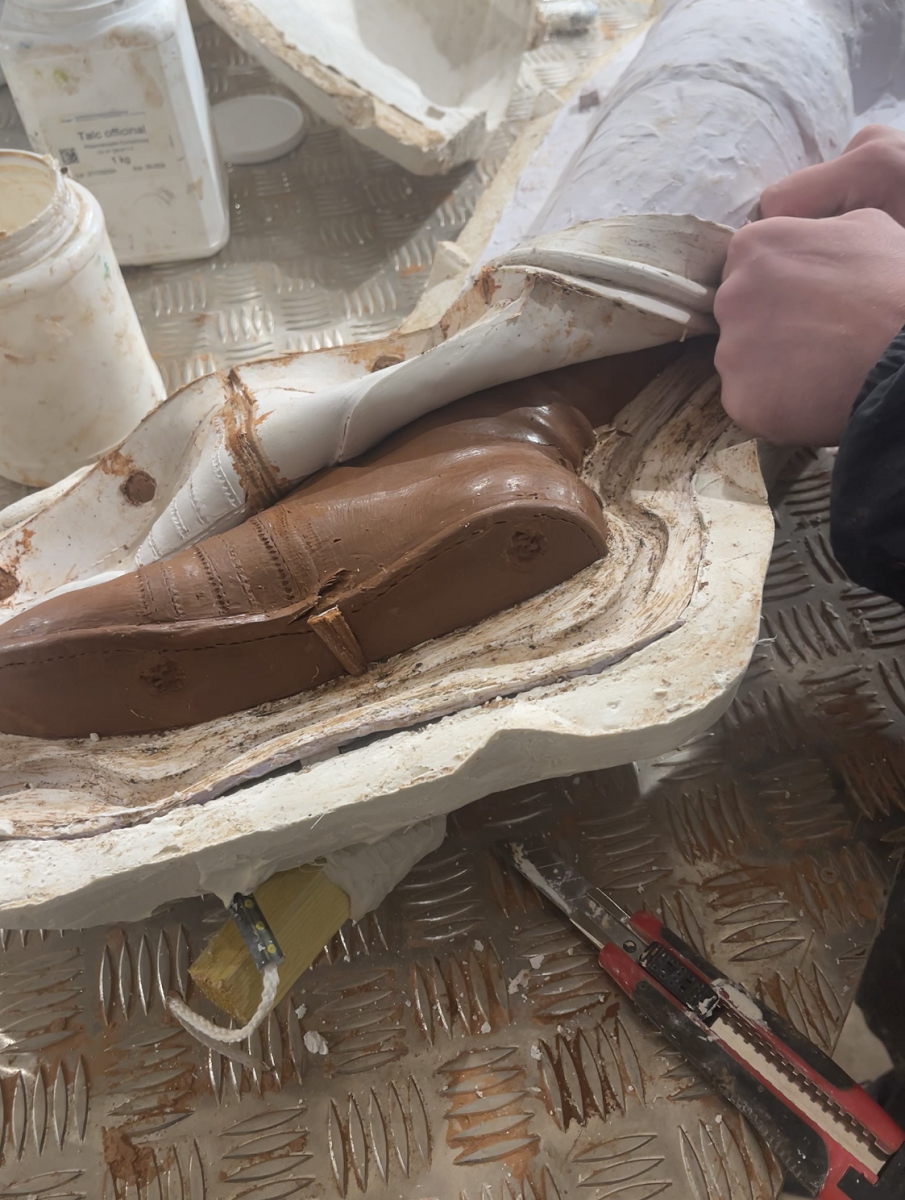 The phase of the silicone mold of the statue of Just Fontaine made by Juan Carlos Carrillo