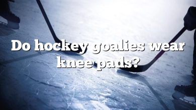 Do hockey goalies wear knee pads?