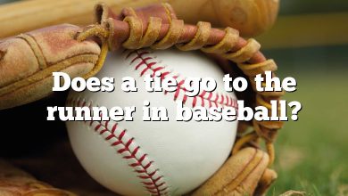 Does a tie go to the runner in baseball?