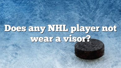 Does any NHL player not wear a visor?