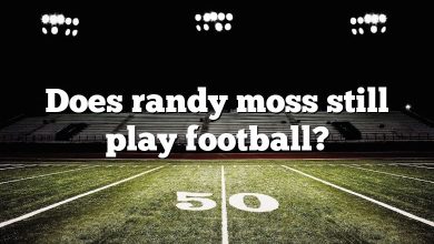 Does randy moss still play football?