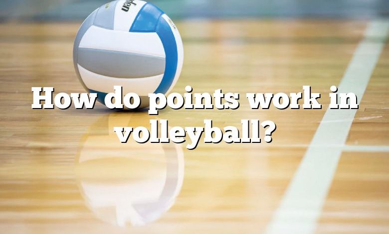 How do points work in volleyball?