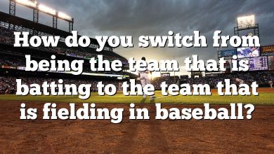 How do you switch from being the team that is batting to the team that is fielding in baseball?