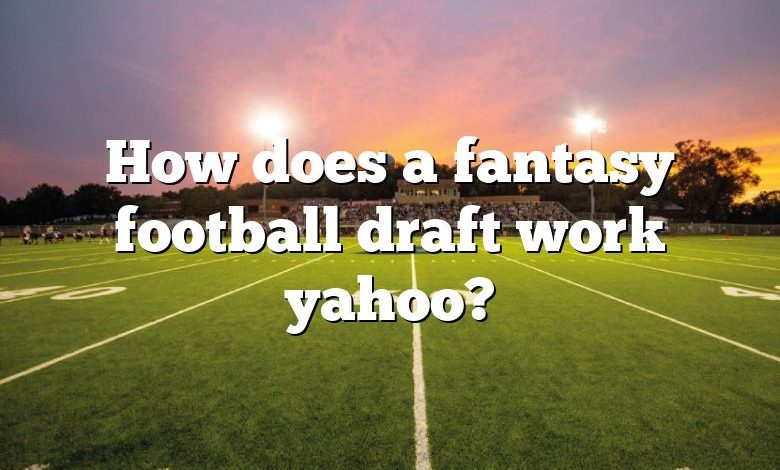 How does a fantasy football draft work yahoo?