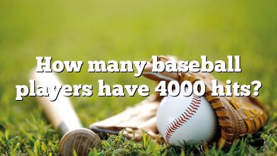 How many baseball players have 4000 hits?