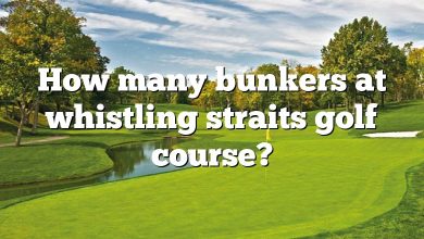 How many bunkers at whistling straits golf course?