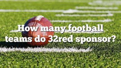 How many football teams do 32red sponsor?