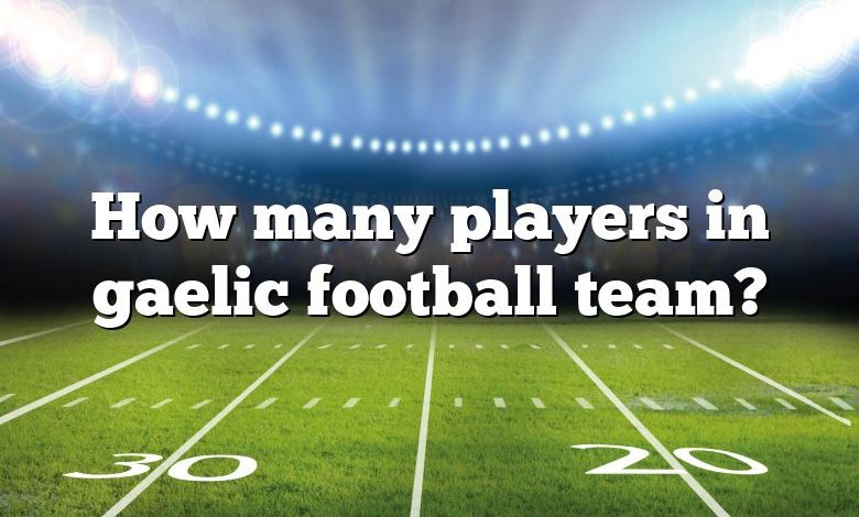 How many players in gaelic football team?