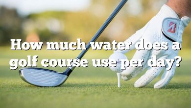 How much water does a golf course use per day?