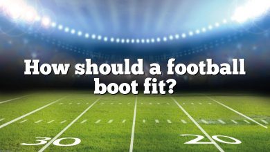 How should a football boot fit?