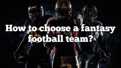 How to choose a fantasy football team?