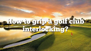 How to grip a golf club interlocking?