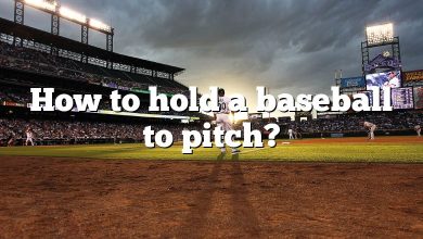 How to hold a baseball to pitch?