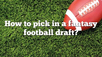 How to pick in a fantasy football draft?