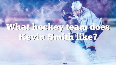 What hockey team does Kevin Smith like?