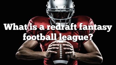 What is a redraft fantasy football league?