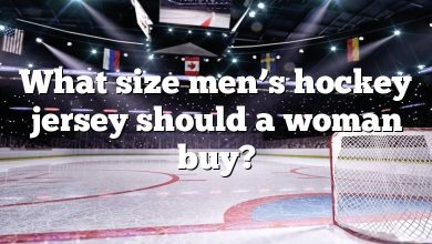 What size men’s hockey jersey should a woman buy?