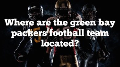 Where are the green bay packers football team located?