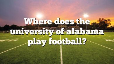 Where does the university of alabama play football?