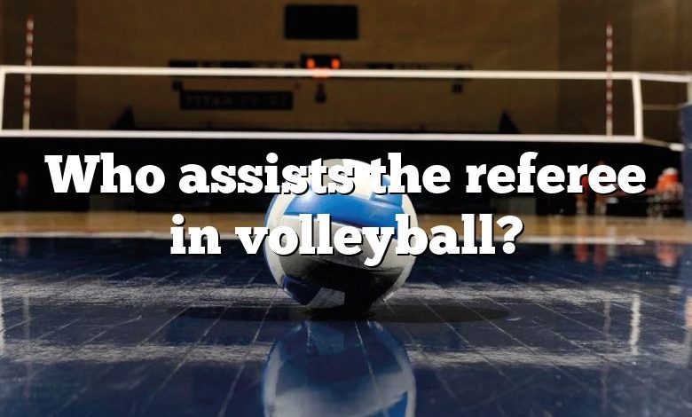 Who assists the referee in volleyball?