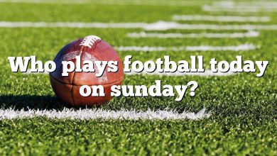 Who plays football today on sunday?